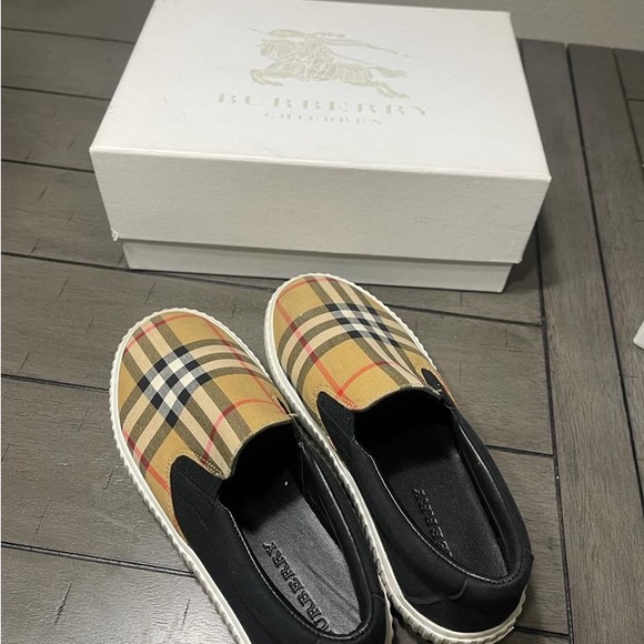Authentic Burberry size 5 sneakers. Like New! Only worn a handful of times! - Picture 2 of 5